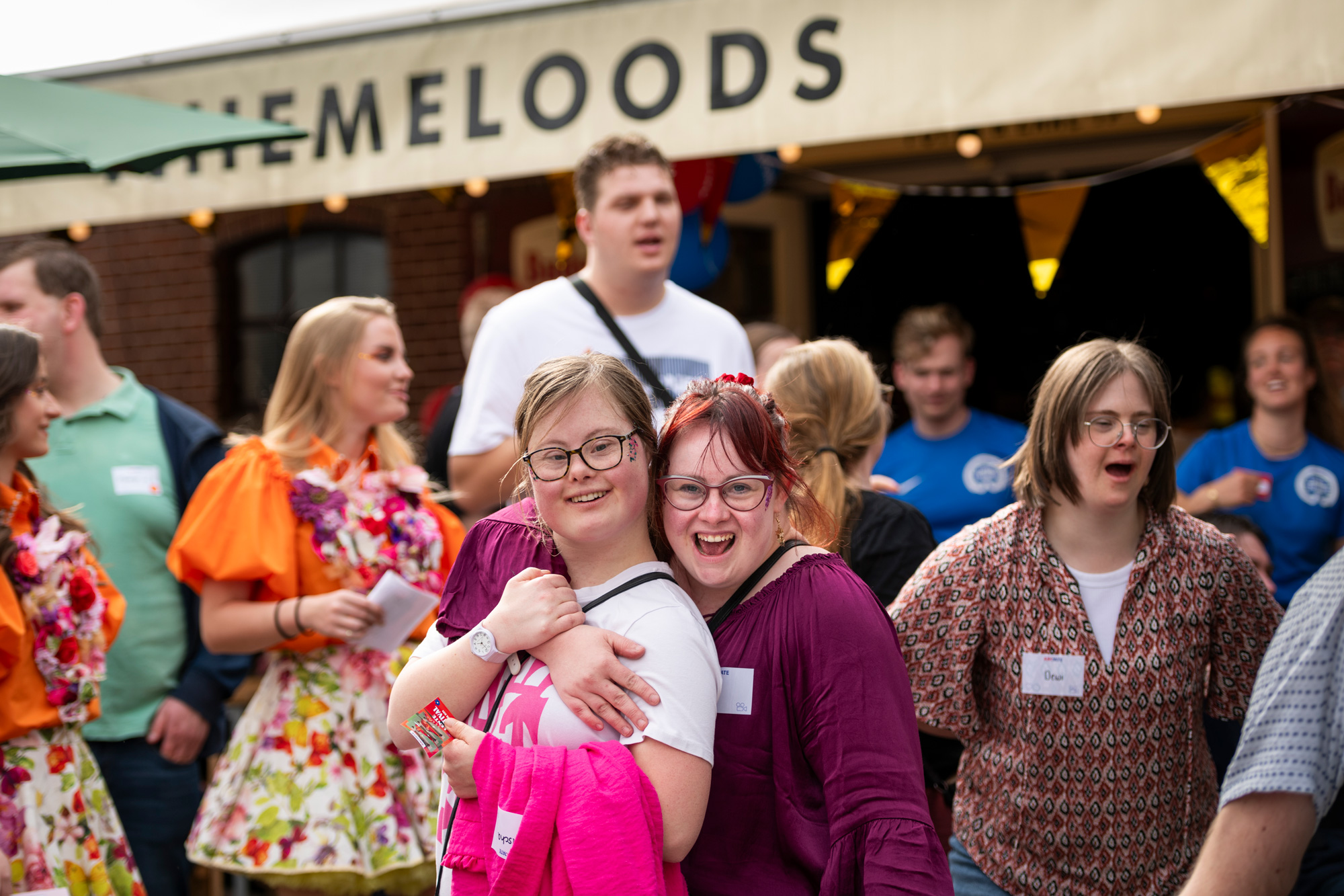 Muziekliefhebbers op een festival van ABCDate